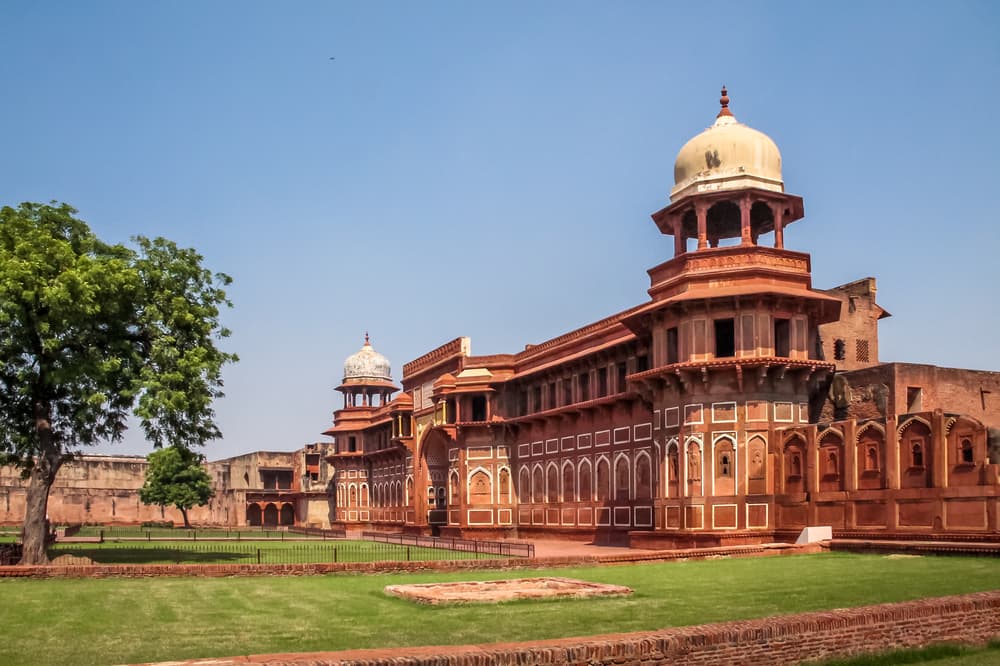 discover a perfect stay near agra fort: comfort meets convenience