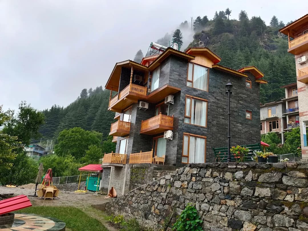why clarks inn suites is one of the best winter hotels in manali