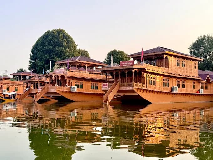 Best Houseboats to Stay in Srinagar: A Royal Retreat Near Dal Lake