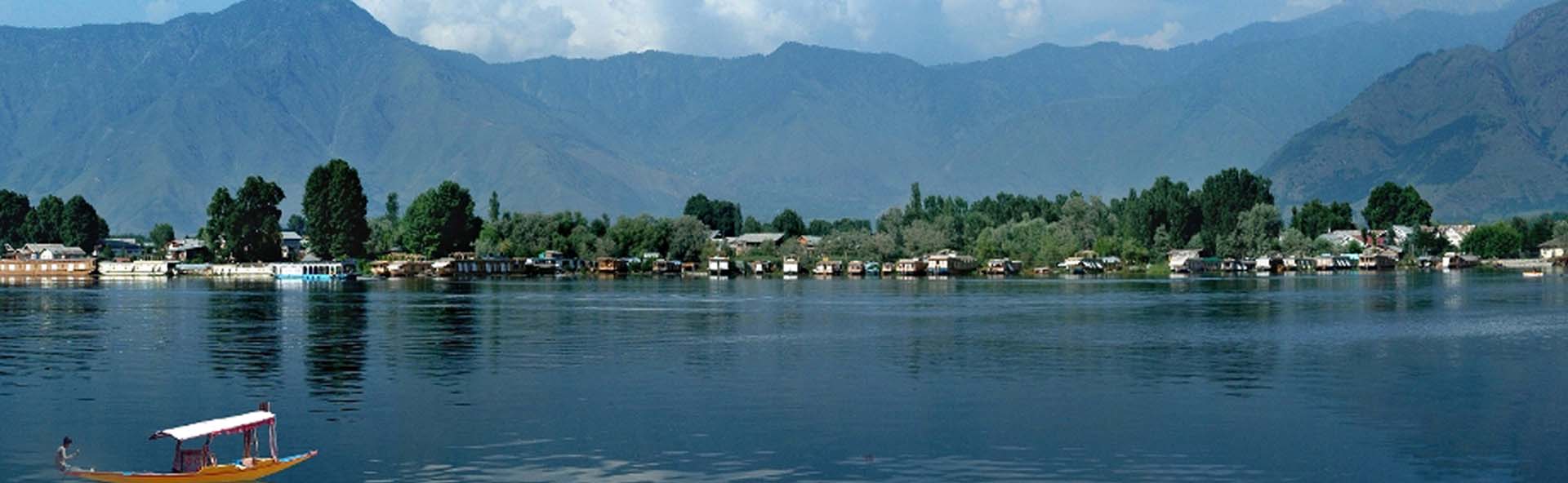 WH GURKHA HOUSEBOATS WelcomHeritage Gurkha houseboat