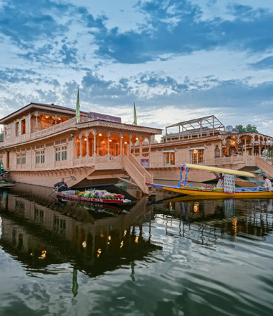 Houseboats in Srinagar | Book Deluxe Houseboat at Best Price -  WelcomHeritage Gurkha Houseboats Srinagar