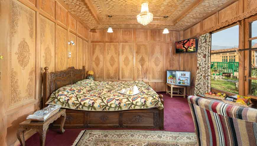 WelcomHeritage Gurkha Houseboat- Deluxe rooms