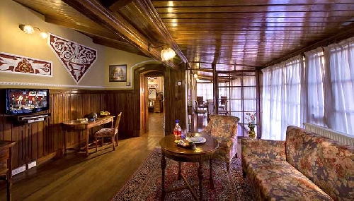 WelcomHeritage Fernhills Royal Palace Maharaja suite.